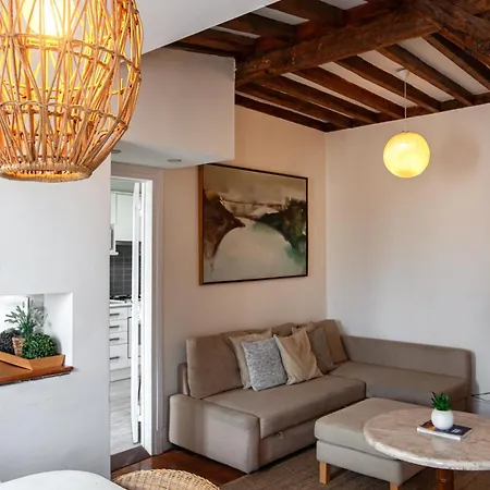 Large Family Flat In Campo De Ourique Lizbona