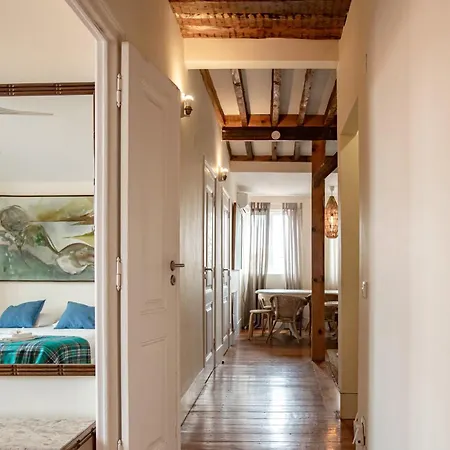 Large Family Flat In Campo De Ourique Lizbona