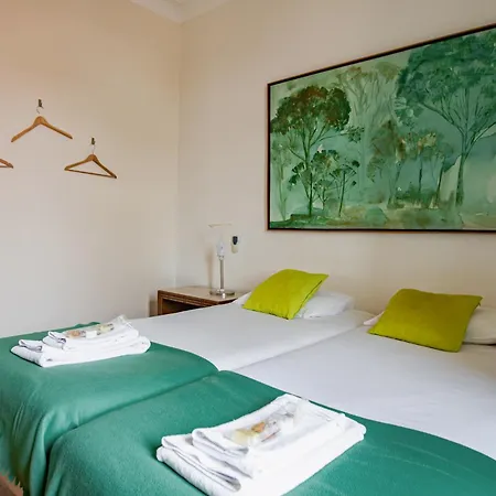 Large Family Flat In Campo De Ourique Herberg Lissabon