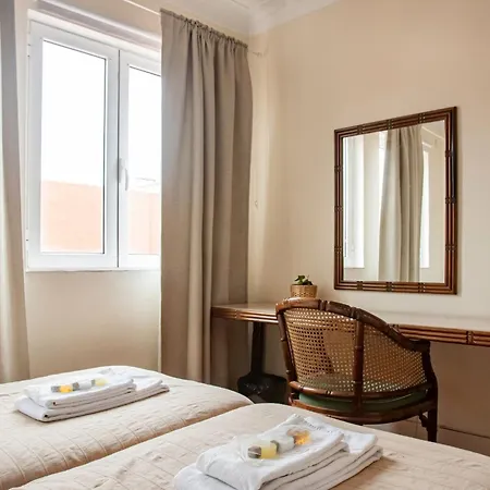 Large Family Flat In Campo De Ourique Мини-отель