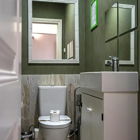 Мини-отель Large Family Flat In Campo De Ourique Лиссабон